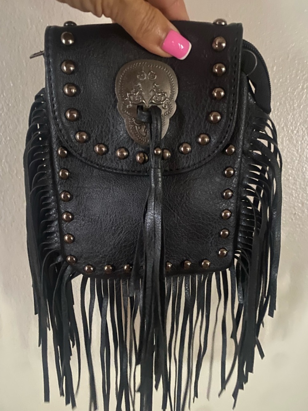 Black crossbody or clip on bag. Great for motorcycling. No strap